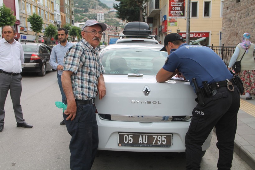 Sattığı kirazın parasını düşürdü, 10 bin TL'yi polisten tutanakla aldı - Resim : 2