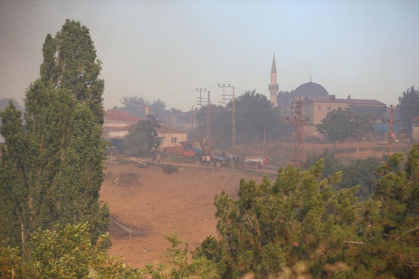 Çanakkale'deki orman yangını büyüyor: 1 köy boşaltıldı, vatandaşlar yurda yerleştirildi - Resim: 1