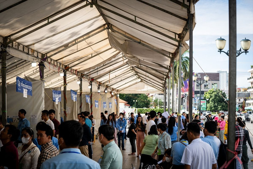 Kamboçya'da halk genel seçim için sandık başında - Resim: 25