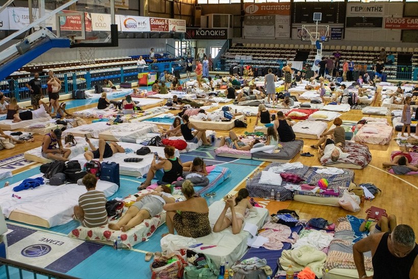 Rodos’taki yangından kaçan turistler sahillerde yardım bekliyor - Resim: 6