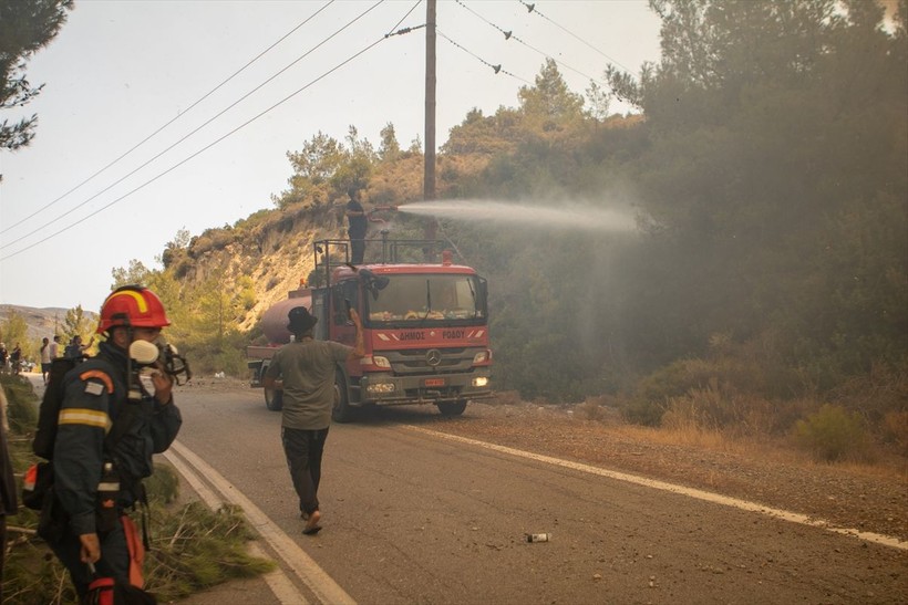 Yunanistan'da yangınlar devam ediyor: Mühimmat deposu patladı! - Resim: 9