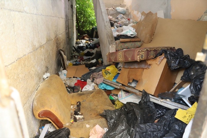 Mersin'de bir evden yaklaşık 10 ton çöp çıktı
