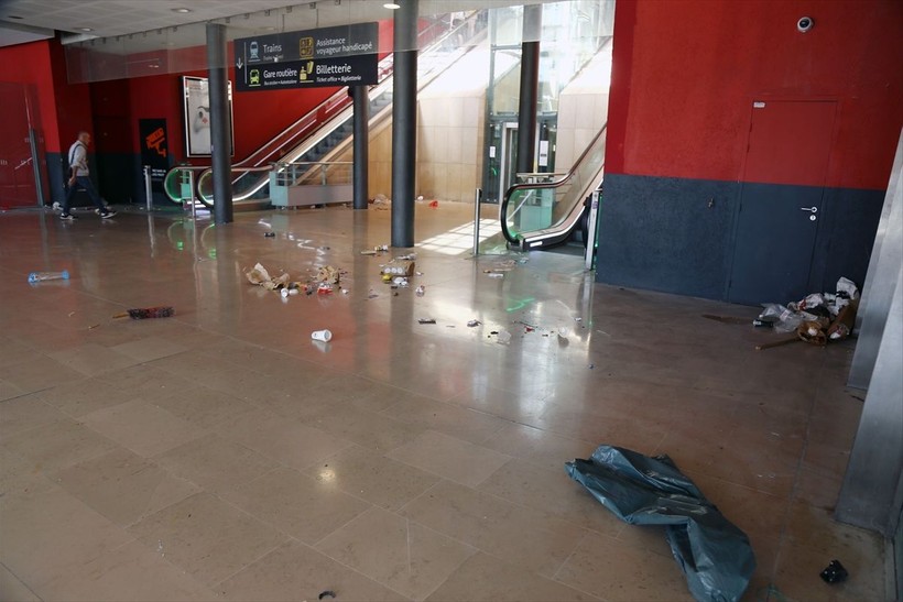 Saint-Charles çöp yuvası oldu! Fransa'da işçiler grevde - Resim: 1