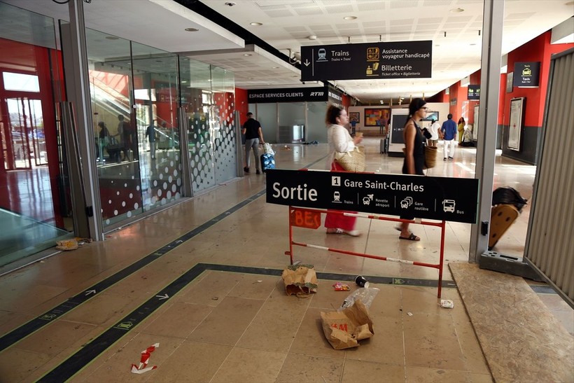 Saint-Charles çöp yuvası oldu! Fransa'da işçiler grevde - Resim: 2
