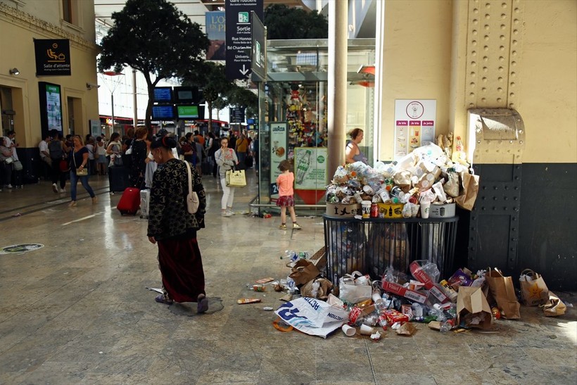 Saint-Charles çöp yuvası oldu! Fransa'da işçiler grevde - Resim: 6