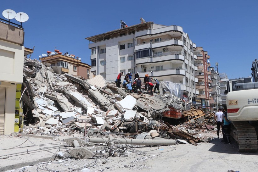 Gaziantep'te ağır hasarlı bina yıkım çalışmaları esnasında çöktü! Enkaz altında kalan operatör hayatını kaybetti - Resim: 8