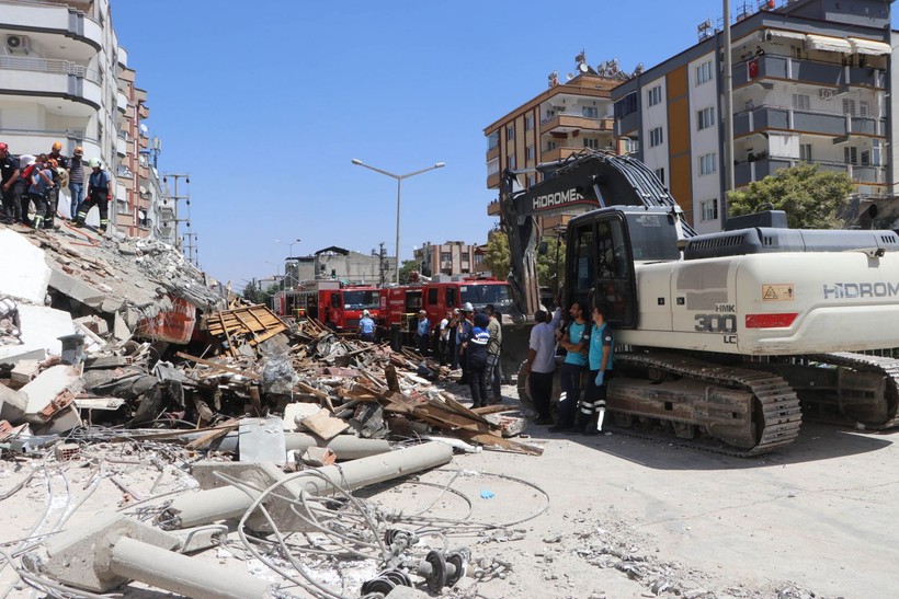 Gaziantep'te ağır hasarlı bina yıkım çalışmaları esnasında çöktü! Enkaz altında kalan operatör hayatını kaybetti - Resim: 7