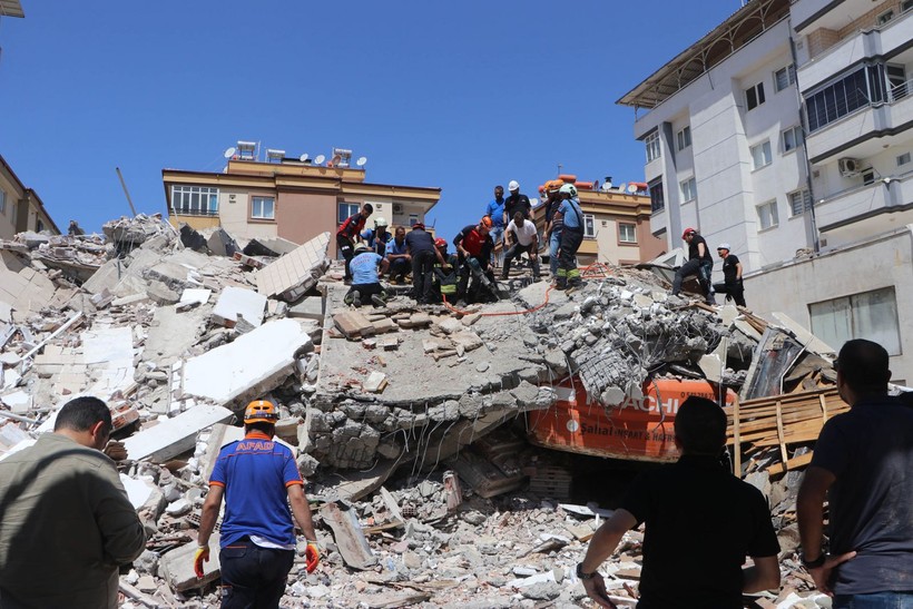 Gaziantep'te ağır hasarlı bina yıkım çalışmaları esnasında çöktü! Enkaz altında kalan operatör hayatını kaybetti - Resim: 4