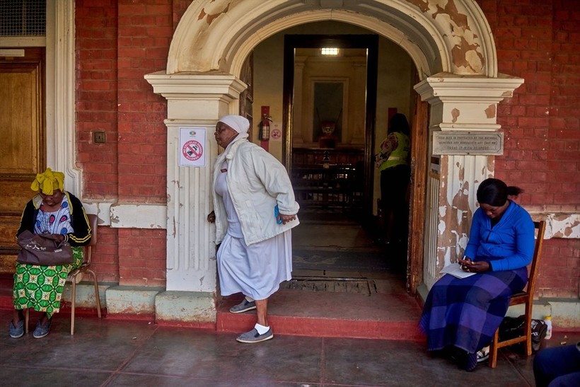 Zimbabve'de halk devlet başkanını seçmek için sandığa gidiyor - Resim: 6