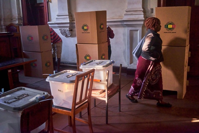 Zimbabve'de halk devlet başkanını seçmek için sandığa gidiyor - Resim: 8