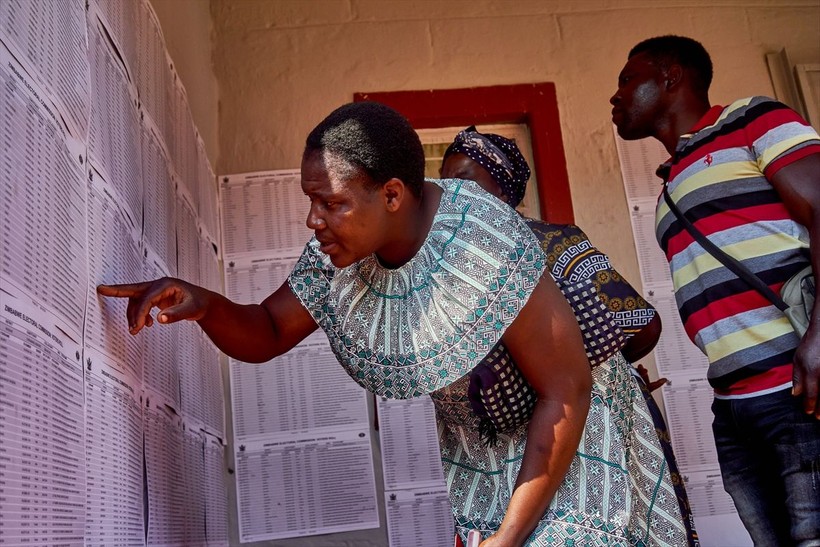 Zimbabve'de halk devlet başkanını seçmek için sandığa gidiyor - Resim: 10