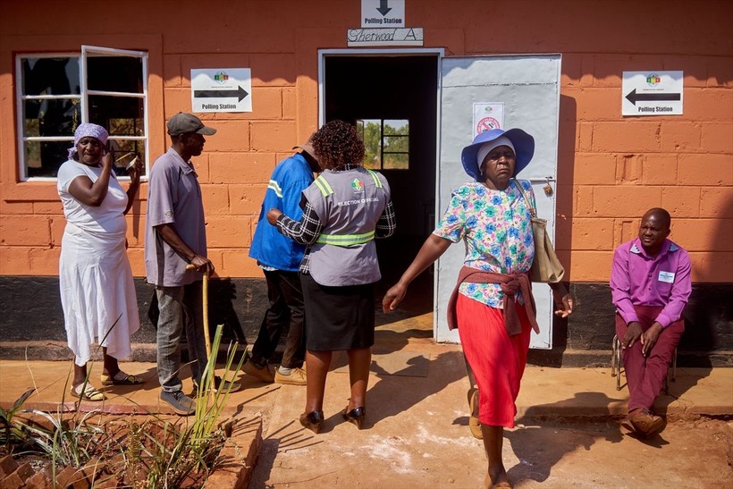 Zimbabve'de halk devlet başkanını seçmek için sandığa gidiyor - Resim: 11