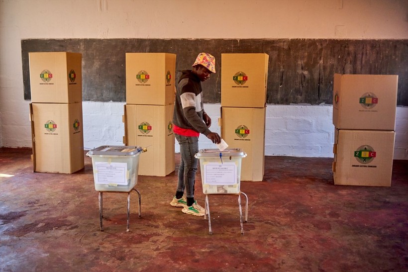 Zimbabve'de halk devlet başkanını seçmek için sandığa gidiyor - Resim: 12
