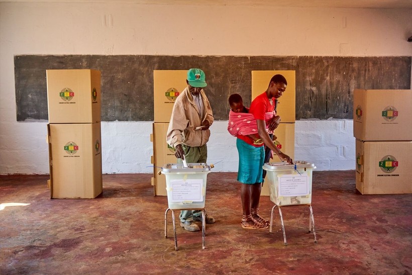 Zimbabve'de halk devlet başkanını seçmek için sandığa gidiyor - Resim: 13