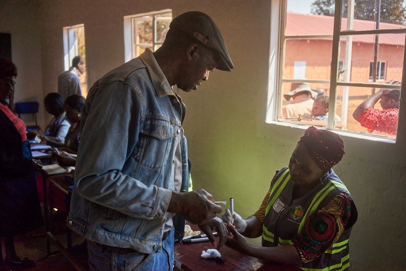 Zimbabve'de halk devlet başkanını seçmek için sandığa gidiyor - Resim: 15