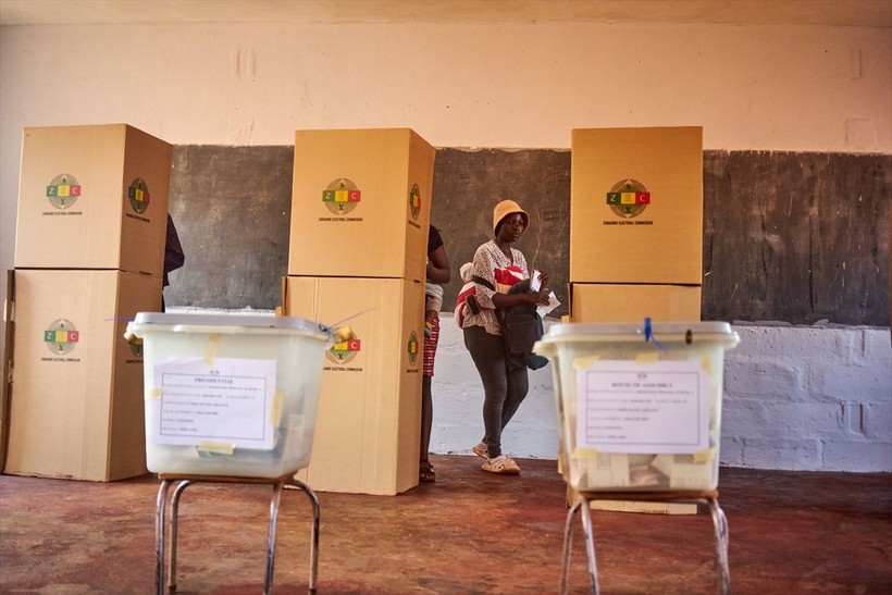 Zimbabve'de halk devlet başkanını seçmek için sandığa gidiyor - Resim: 18