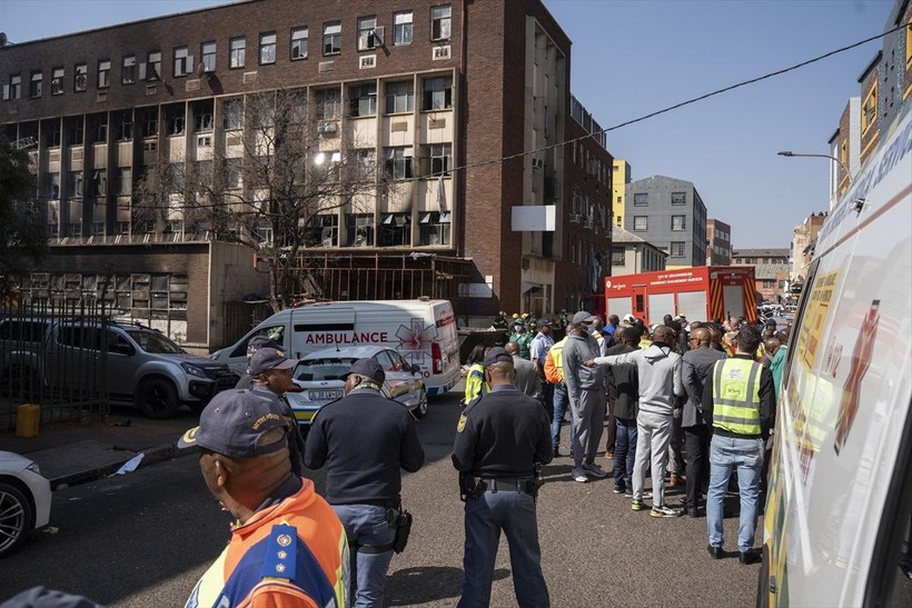 Güney Afrika'da çok katlı binada yangın çıktı! Çıkan yangında 73 kişi hayatını kaybetti - Resim: 16