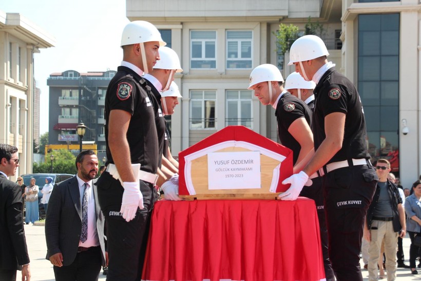 Kansere yenik düşen Gölcük Kaymakamı Yusuf Özdemir son yolculuğuna uğurlandı - Resim: 4