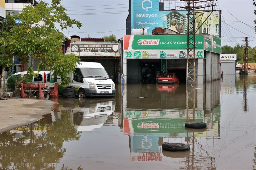 Karadeniz'i sel vurdu! Samsun'da hayat durdu - Resim: 3