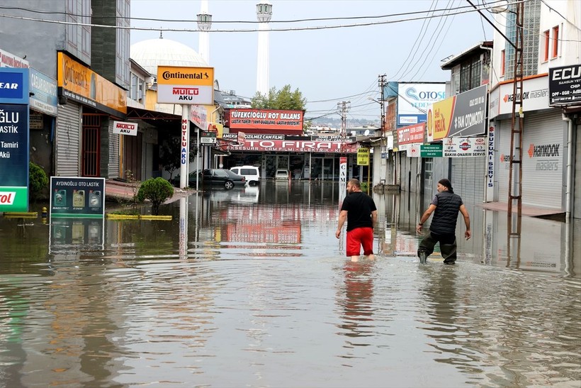 Karadeniz'i sel vurdu! Samsun'da hayat durdu - Resim: 4