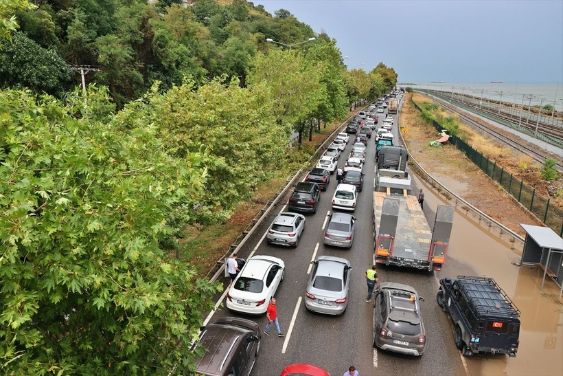 Karadeniz'i sel vurdu! Samsun'da hayat durdu - Resim: 12