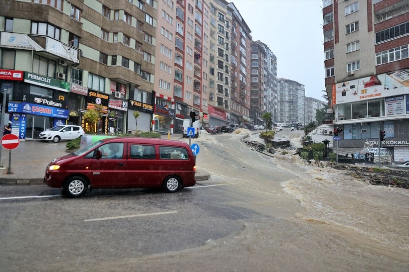 Karadeniz'i sel vurdu! Samsun'da hayat durdu - Resim: 14