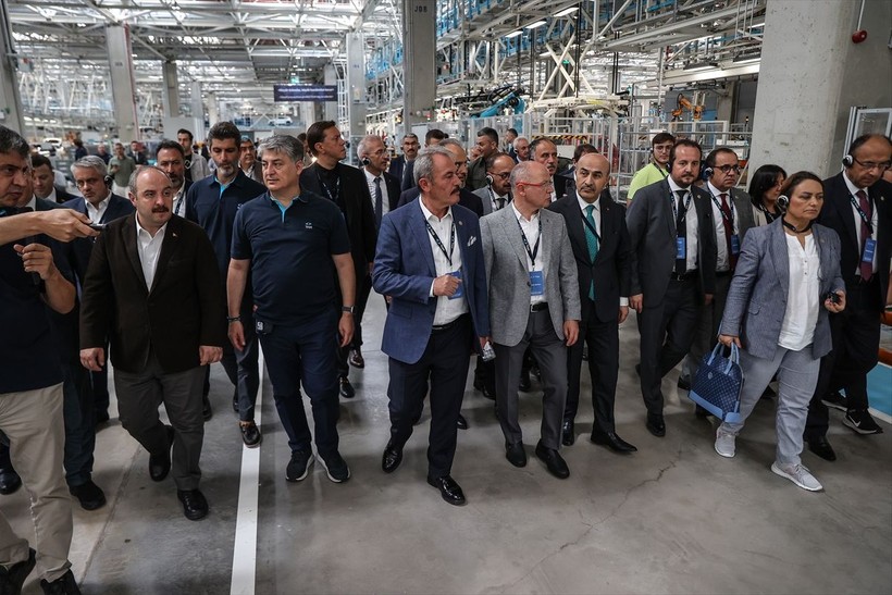Togg tesisinde şaşırtan anlar! CHP'li vekillerden yerli araca tam not! 156 binlik filo talep ettiler - Resim: 20