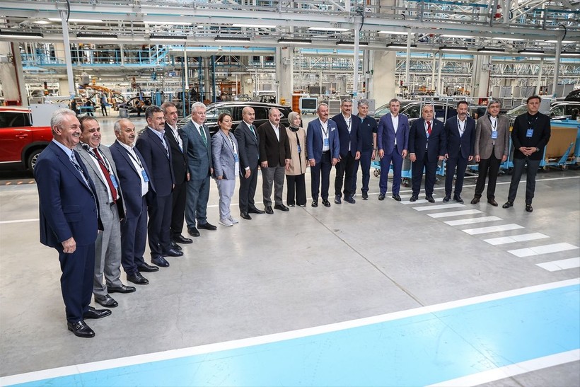 Togg tesisinde şaşırtan anlar! CHP'li vekillerden yerli araca tam not! 156 binlik filo talep ettiler - Resim: 17