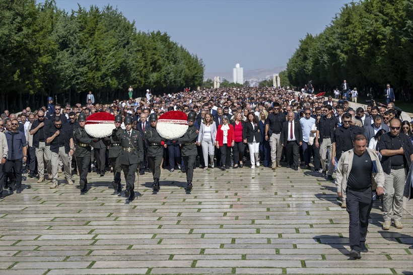 Kemal Kılıçdaroğlu'nun korumaları Anıtkabir'de Edremit Belediye Başkanı'nı tartakladı - Resim : 2