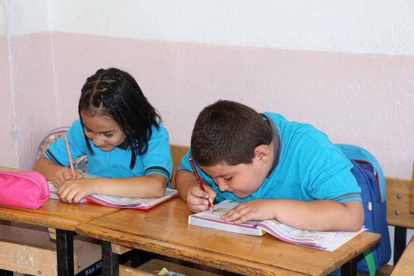 Şaka değil gerçek! Dayı-yeğen aynı sırada eğitim görüyor - Resim: 3