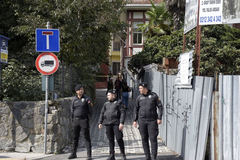 Beşiktaş'ta taş yağmuru! Kaya parçaları evlerin üzerine düştü - Resim: 4