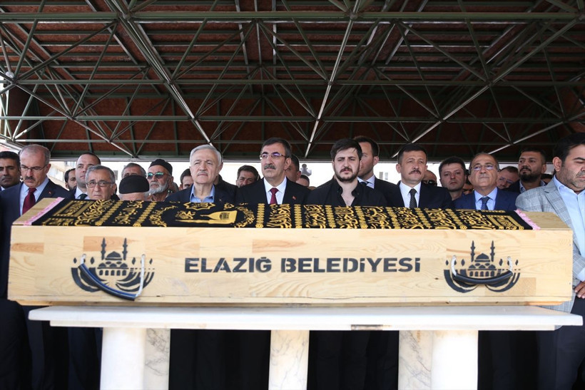 Kalp krizi nedeniyle hayatını kaybeden Eski AK Parti Elazığ Milletvekili Tahir Öztürk son yolculuğuna uğurlandı - Resim: 3