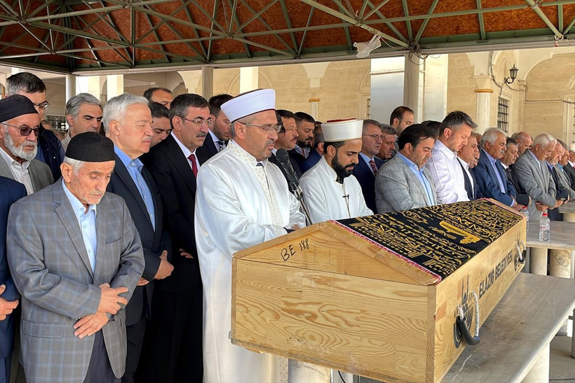 Kalp krizi nedeniyle hayatını kaybeden Eski AK Parti Elazığ Milletvekili Tahir Öztürk son yolculuğuna uğurlandı - Resim: 5