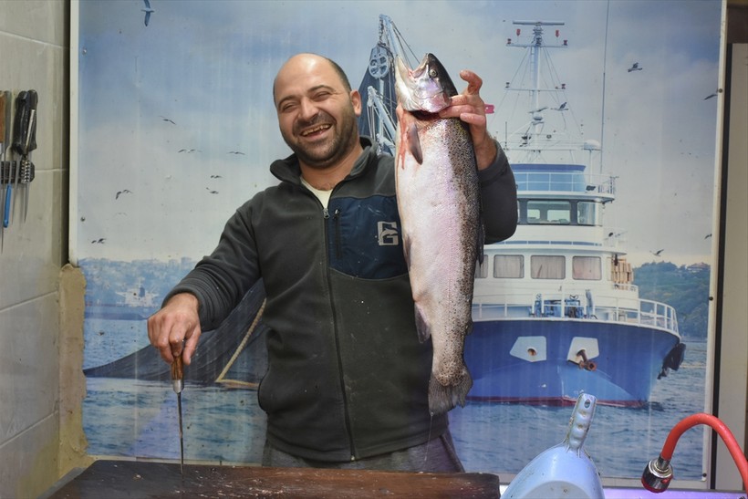 Trabzon'da rüzgar ve yağış nedeniyle balıkçılar denize açılamadı! Balık fiyatları arttı - Resim : 2