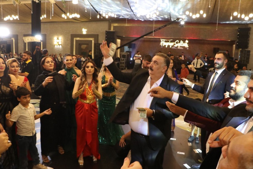 Bir aşiret düğünü klasiği! Yer: Şanlıurfa | Geline 7 kilo altın takıldı, dolarlar havada uçuştu - Resim: 10