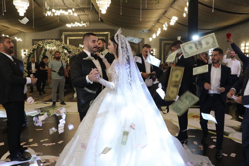 Bir aşiret düğünü klasiği! Yer: Şanlıurfa | Geline 7 kilo altın takıldı, dolarlar havada uçuştu - Resim: 15
