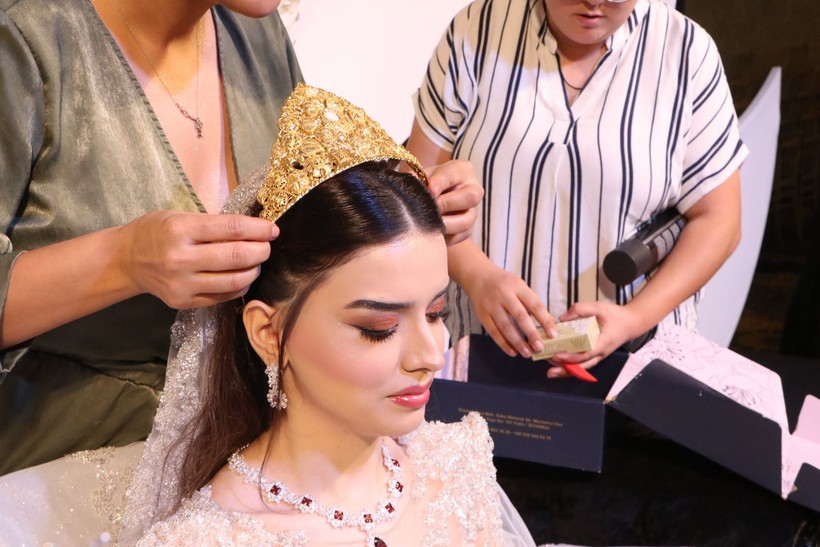Bir aşiret düğünü klasiği! Yer: Şanlıurfa | Geline 7 kilo altın takıldı, dolarlar havada uçuştu - Resim: 7