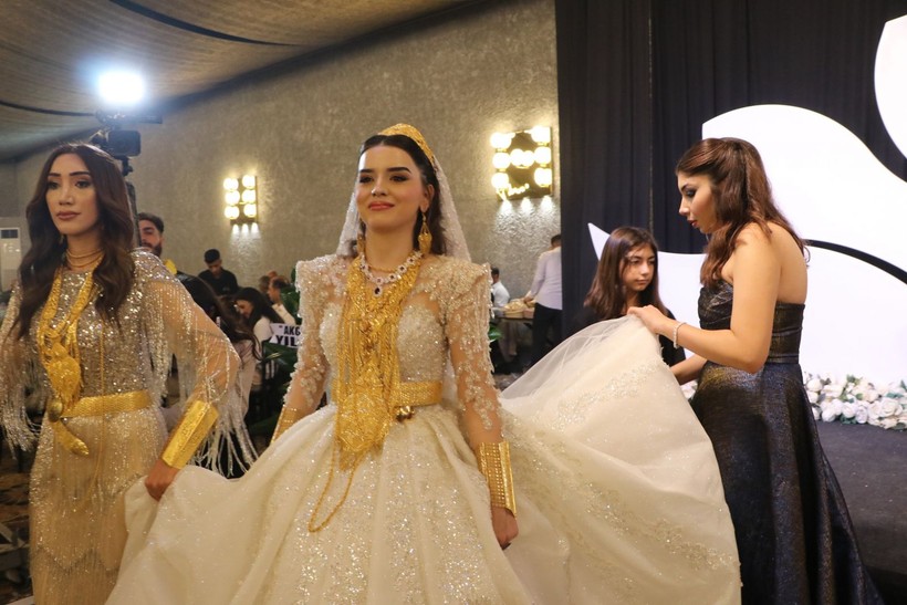 Bir aşiret düğünü klasiği! Yer: Şanlıurfa | Geline 7 kilo altın takıldı, dolarlar havada uçuştu - Resim: 2