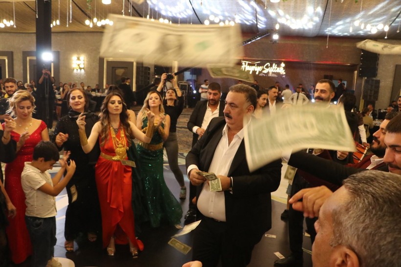 Bir aşiret düğünü klasiği! Yer: Şanlıurfa | Geline 7 kilo altın takıldı, dolarlar havada uçuştu - Resim: 8