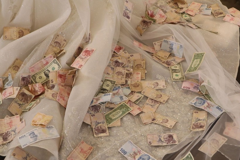 Bir aşiret düğünü klasiği! Yer: Şanlıurfa | Geline 7 kilo altın takıldı, dolarlar havada uçuştu - Resim: 13
