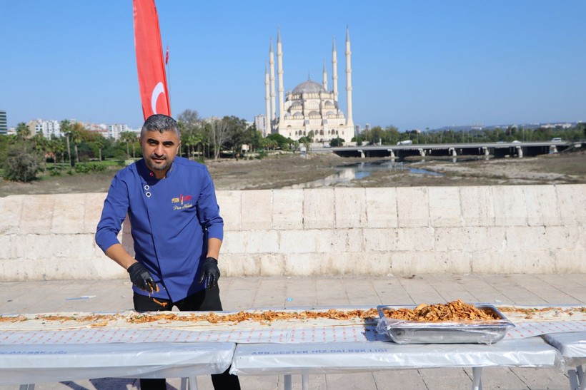 Adana’da Taşköprü üzerinde 320 metrelik ‘piton’ döner yapıldı! - Resim: 1