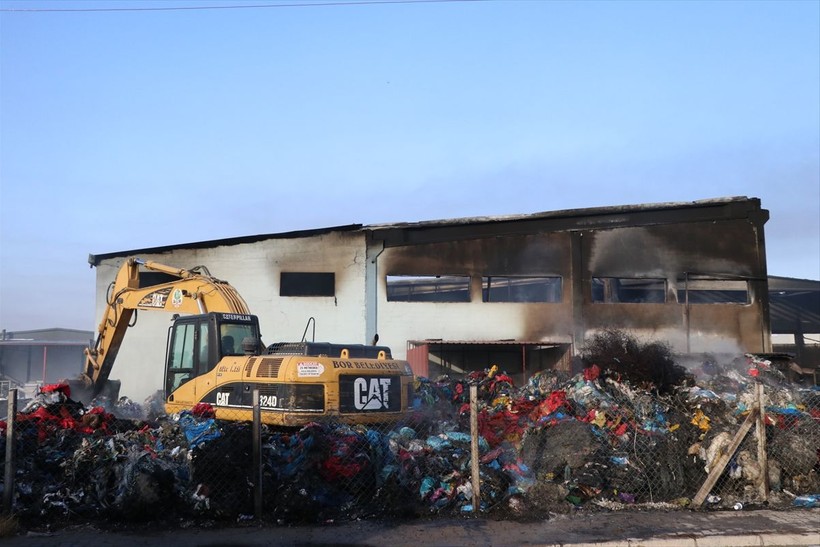 Niğde'de bulunan bir plastik geri dönüşüm tesisinde yangın çıktı! Ekiplerin müdahalesi ile yangın söndürüldü - Resim: 12
