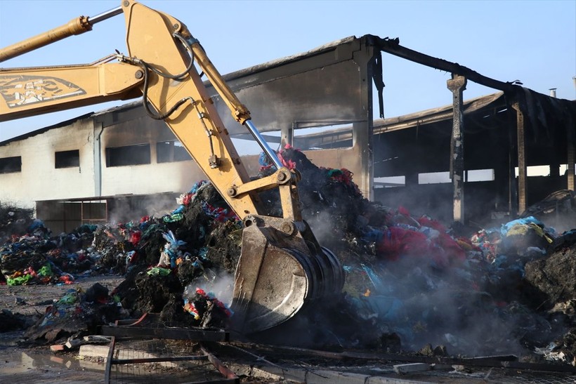Niğde'de bulunan bir plastik geri dönüşüm tesisinde yangın çıktı! Ekiplerin müdahalesi ile yangın söndürüldü - Resim: 13