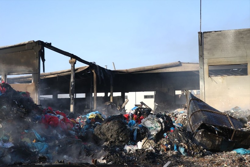 Niğde'de bulunan bir plastik geri dönüşüm tesisinde yangın çıktı! Ekiplerin müdahalesi ile yangın söndürüldü - Resim: 14