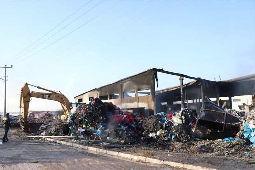 Niğde'de bulunan bir plastik geri dönüşüm tesisinde yangın çıktı! Ekiplerin müdahalesi ile yangın söndürüldü - Resim: 15