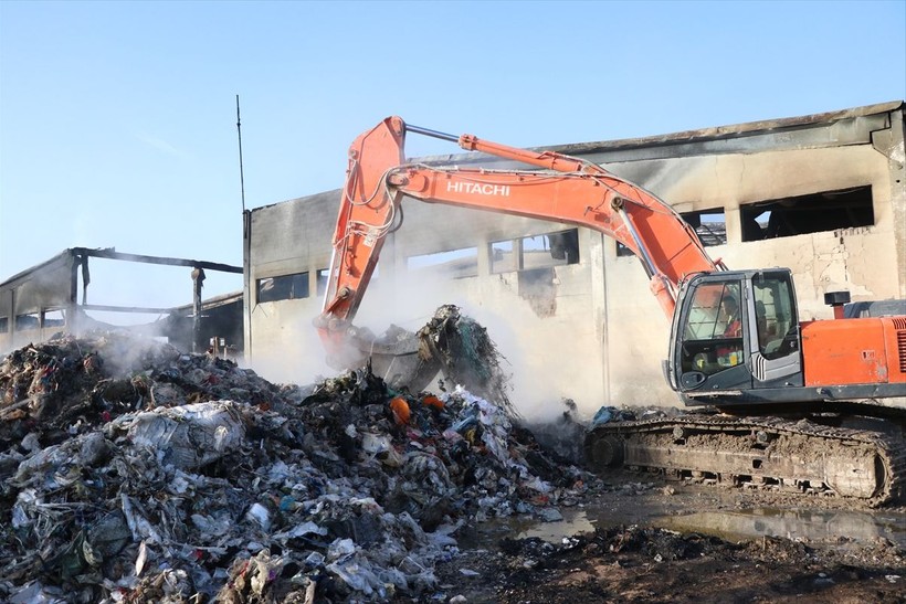 Niğde'de bulunan bir plastik geri dönüşüm tesisinde yangın çıktı! Ekiplerin müdahalesi ile yangın söndürüldü - Resim: 16