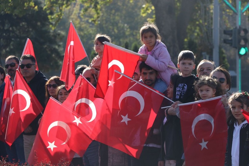 Türkiye iliklerine kadar Cumhuriyet'i kutluyor! Nereye baksan kırmızı-beyaz! 🤍❤️Meydanlarda 7'den 70'e 100. yıl coşkusu - Resim: 1
