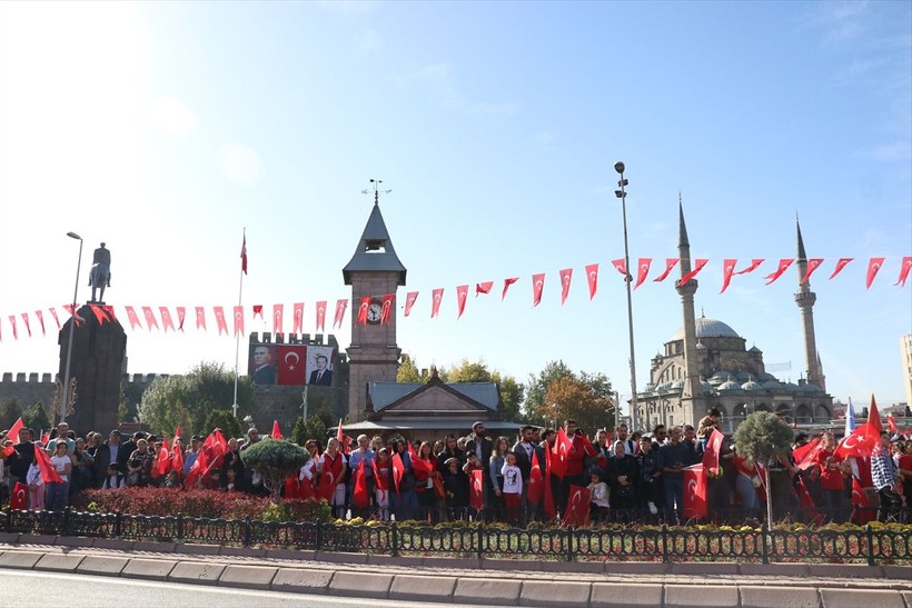 Türkiye iliklerine kadar Cumhuriyet'i kutluyor! Nereye baksan kırmızı-beyaz! 🤍❤️Meydanlarda 7'den 70'e 100. yıl coşkusu - Resim: 2