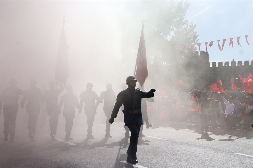 Türkiye iliklerine kadar Cumhuriyet'i kutluyor! Nereye baksan kırmızı-beyaz! 🤍❤️Meydanlarda 7'den 70'e 100. yıl coşkusu - Resim: 3