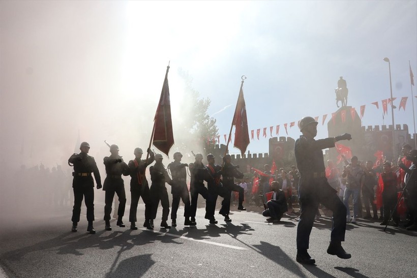 Türkiye iliklerine kadar Cumhuriyet'i kutluyor! Nereye baksan kırmızı-beyaz! 🤍❤️Meydanlarda 7'den 70'e 100. yıl coşkusu - Resim: 5